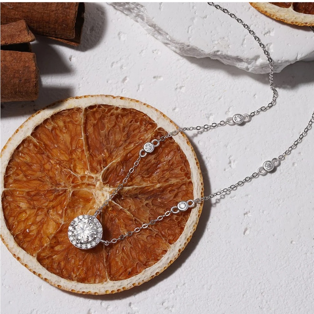 NWT 1CT Round Moissanite Halo Pendant Necklace - Picture 2 of 5